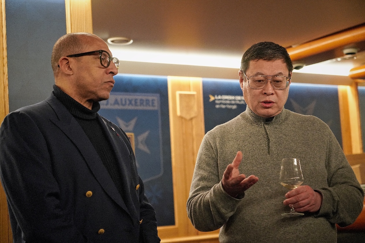 法國足協(xié)主席迪亞洛做客歐塞爾，并與董事會(huì )主席周云杰會(huì )晤
