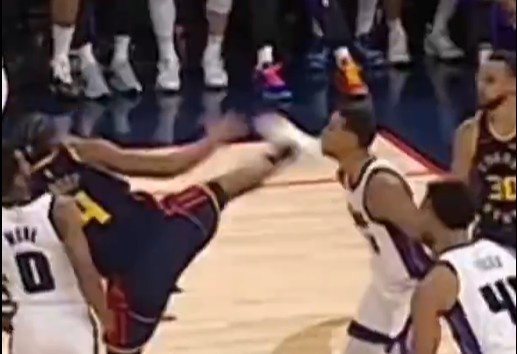 抬腳過(guò)高踢到了對手下巴！NBA官方：穆迪這一動(dòng)作被判1級惡犯