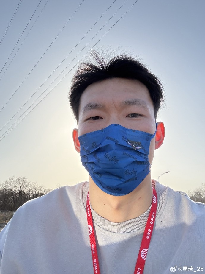 悠閑！周琦騎京牌電動(dòng)車(chē)出行：太陽(yáng)出來(lái)了 開(kāi)京牌兜兜風(fēng)！