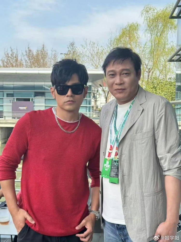 上海觀(guān)戰F1！記者曬范志毅與周杰倫合影照