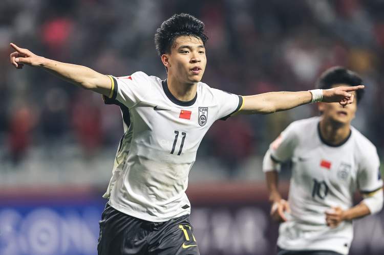 北青體育：18歲“跳級生”王鈺棟有望進(jìn)入國足客戰沙特名單！